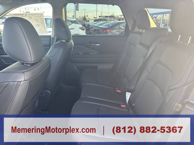 2025 Nissan Pathfinder SL