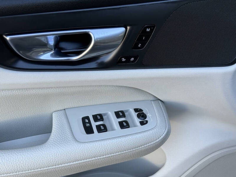 2022 Volvo S60 B5 Momentum