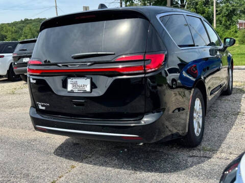 2027 Chrysler Pacifica Select