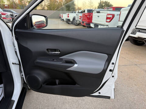 2022 Nissan Kicks SR