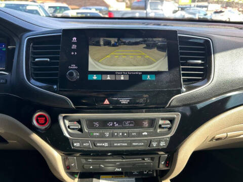 2022 Honda Pilot Touring w/Rear Captain's Chairs