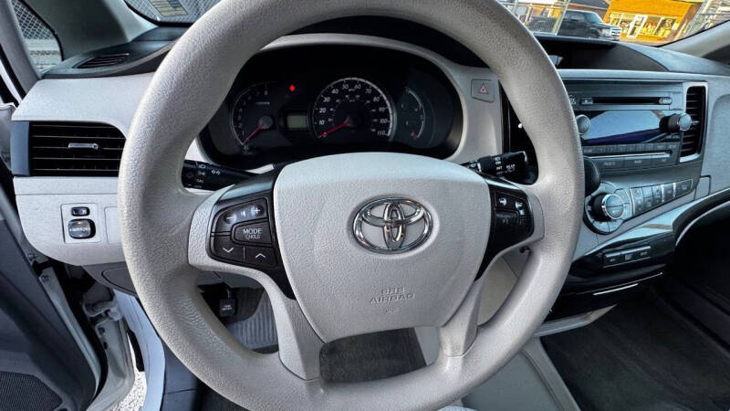 2014 Toyota Sienna LE 8-Passenger