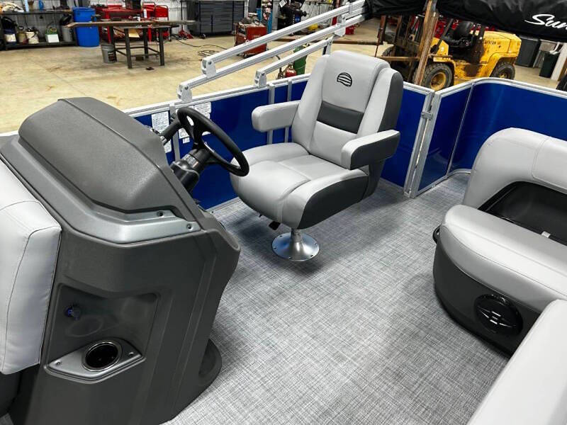 2026 Sun Tracker Party Barge 18 DLX