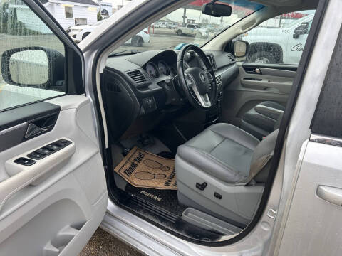 2011 Volkswagen Routan SE