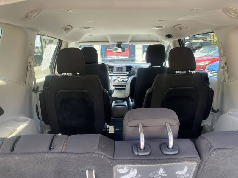 2017 Chrysler Pacifica Touring - Photo 12