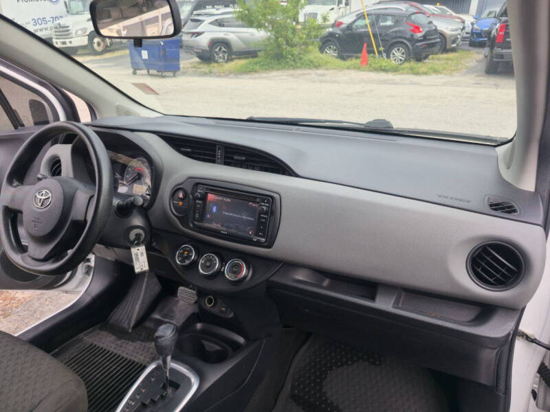 2015 Toyota Yaris 5-Door SE