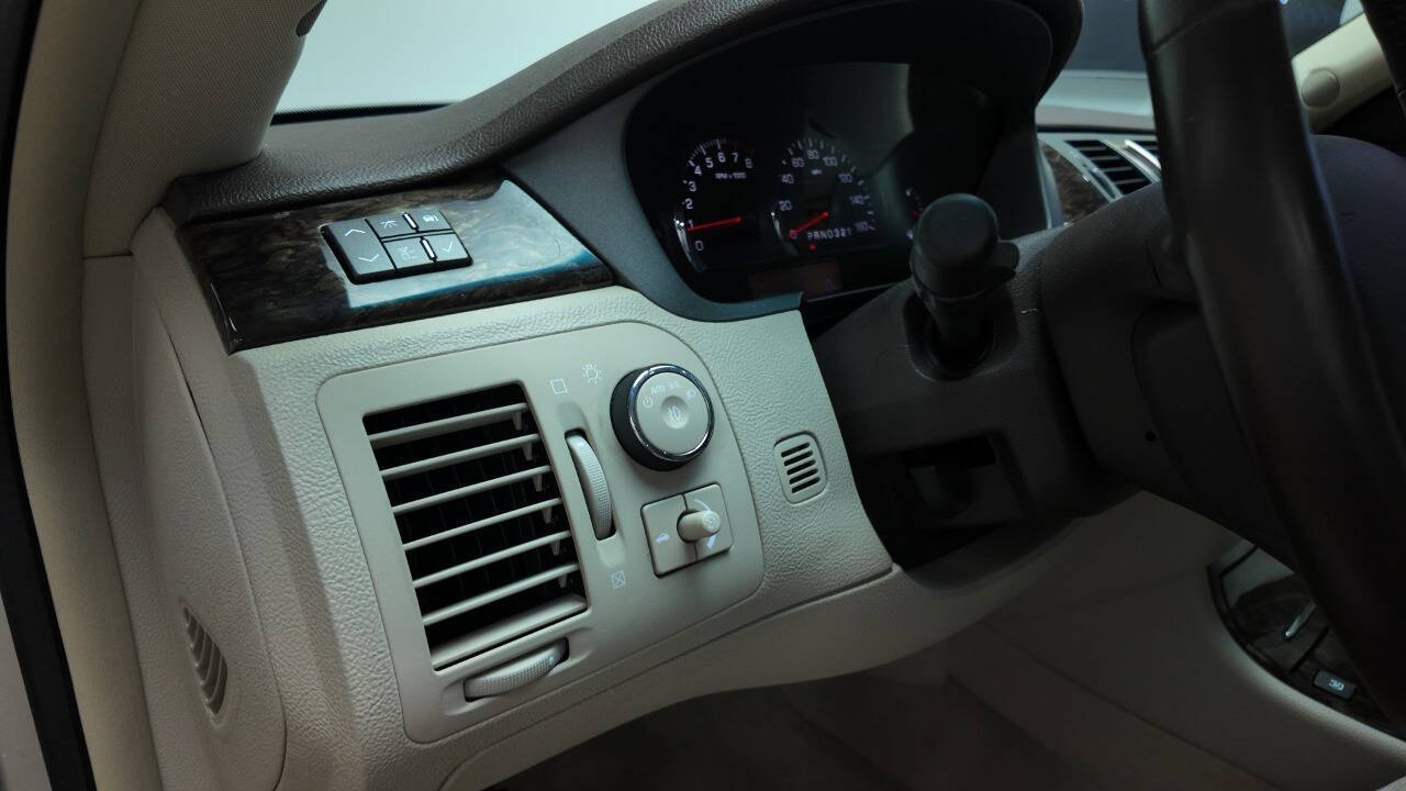 2009 Cadillac DTS 29