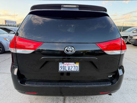 2011 Toyota Sienna LE 7-Passenger Auto Access Seat
