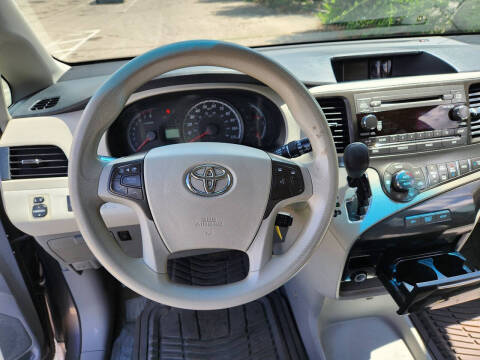 2014 Toyota Sienna LE 8-Passenger