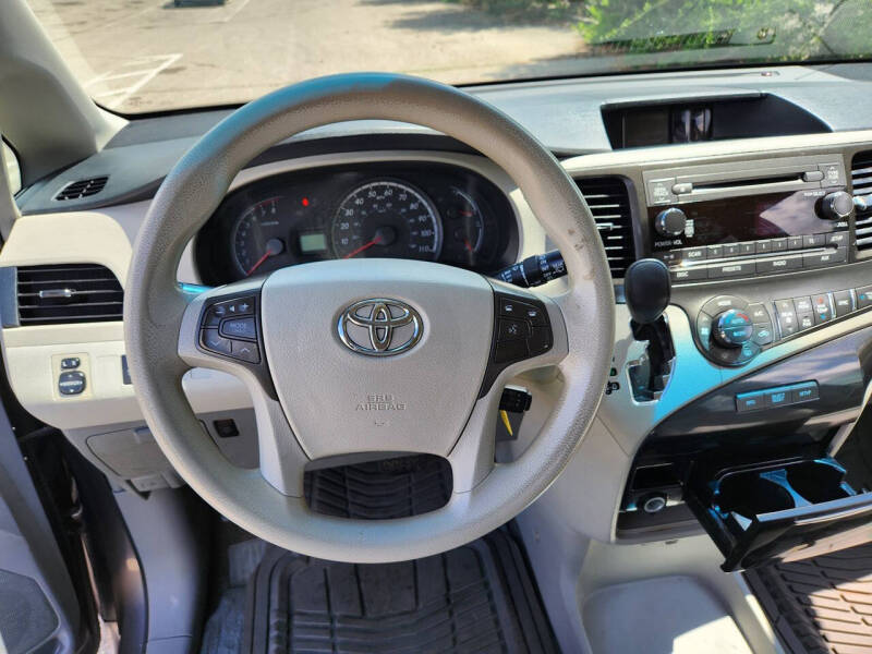 2014 Toyota Sienna LE 8-Passenger