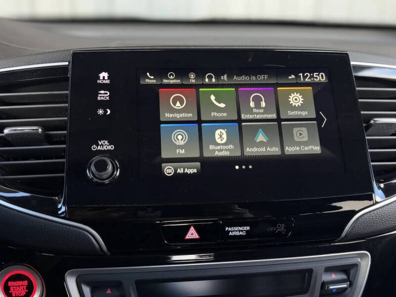 2022 Honda Pilot Touring w/Rear Captain's Chairs