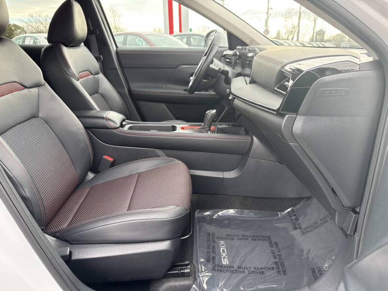 2025 Nissan Kicks SR