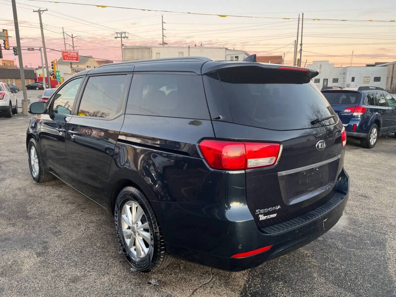 2016 Kia Sedona LX photo 3