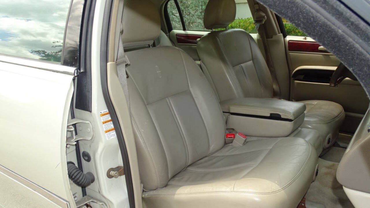 2004 Lincoln Town Car 19