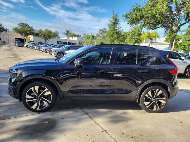2024 Volvo XC40 B5 Plus Dark Theme