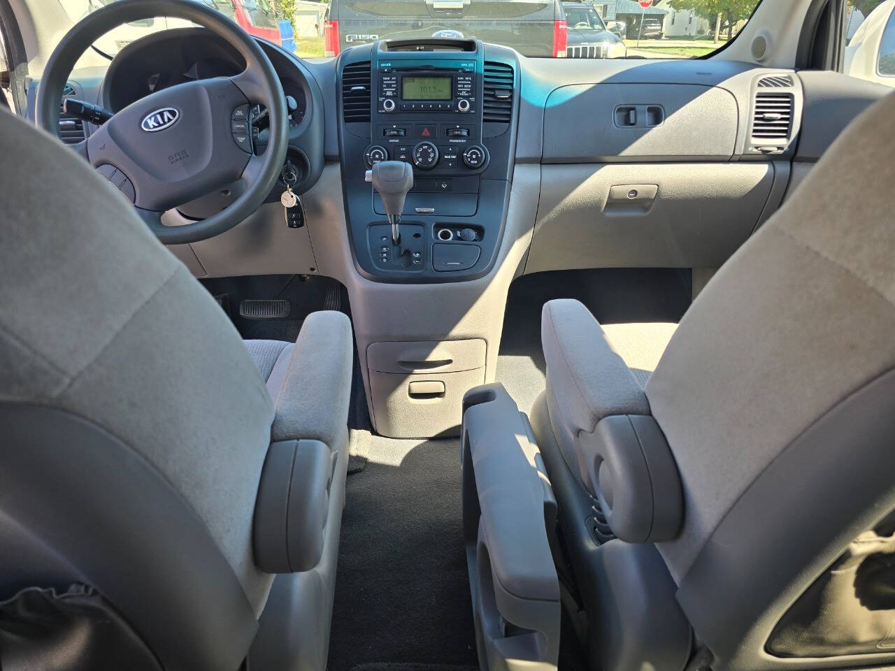 2009 Kia Sedona for sale at QUEENSGATE AUTO SALES in York, PA