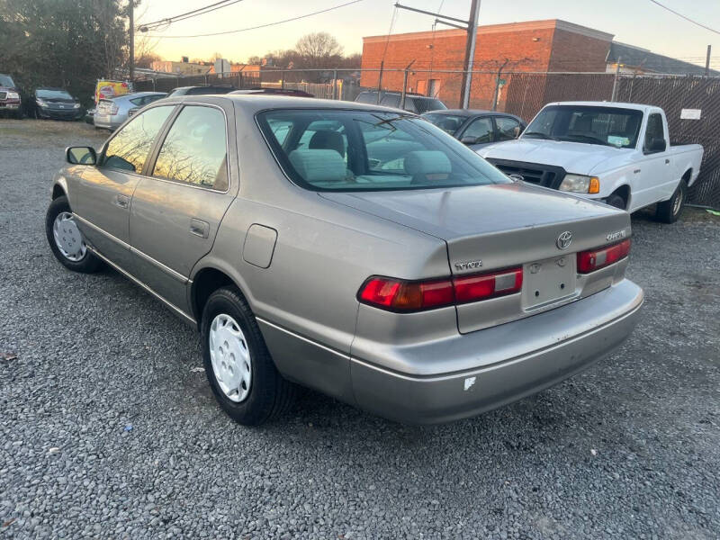 1998 Toyota Camry LE photo 7