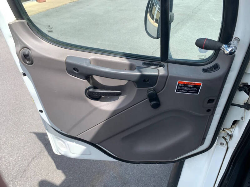 2012 Freightliner M2 106