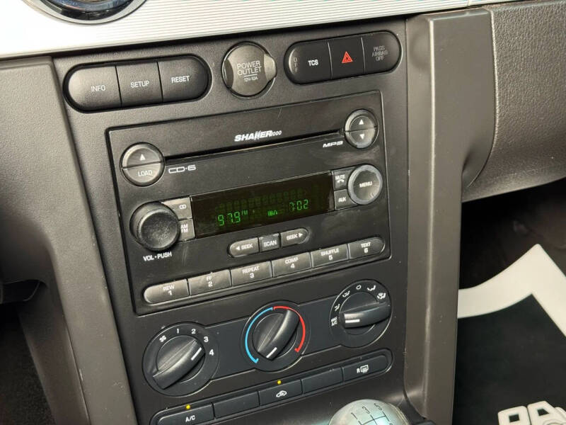 2005 Ford Mustang GT Deluxe