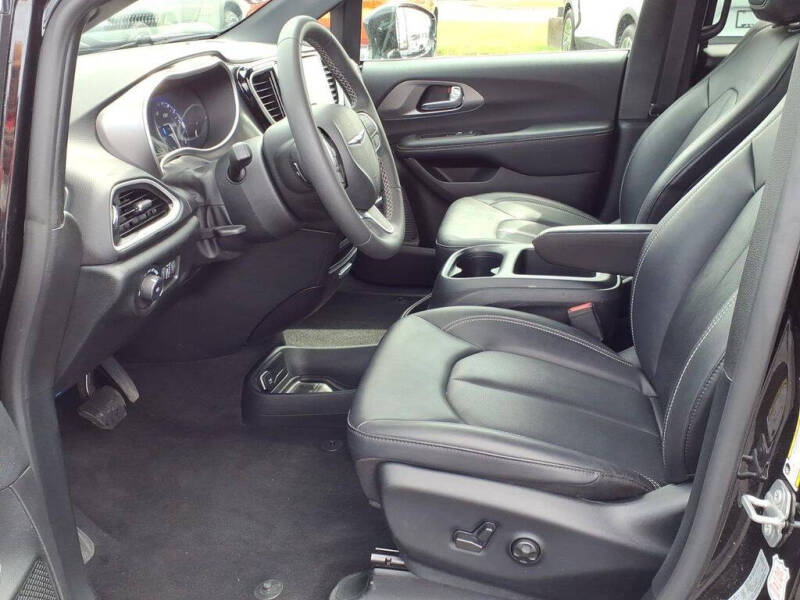 2025 Chrysler Pacifica Select