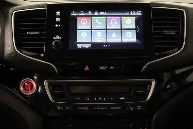 2019 Honda Pilot Touring w/Rear Captain's Chairs