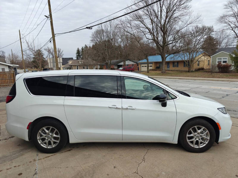 2025 Chrysler Pacifica Select