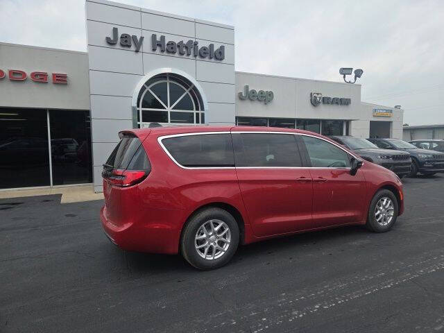 2027 Chrysler Pacifica Select