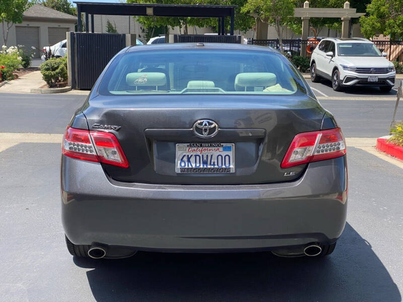 2010 Toyota Camry LE photo 4