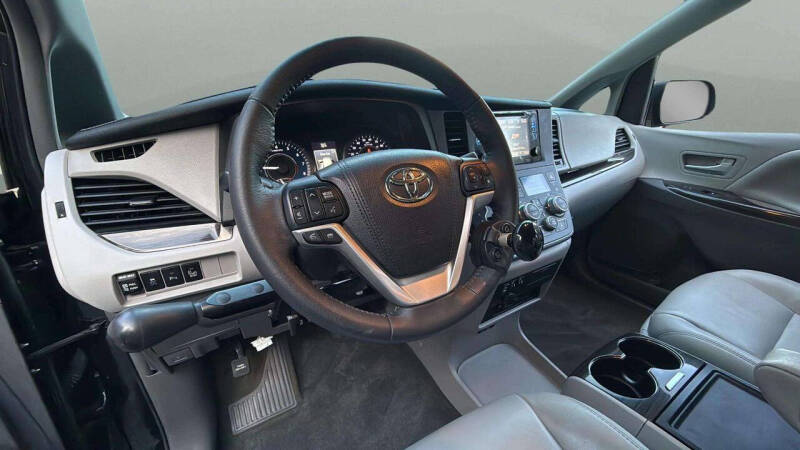 2017 Toyota Sienna XLE Premium 8-Passenger