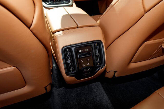 2025 Aston Martin DBX 707