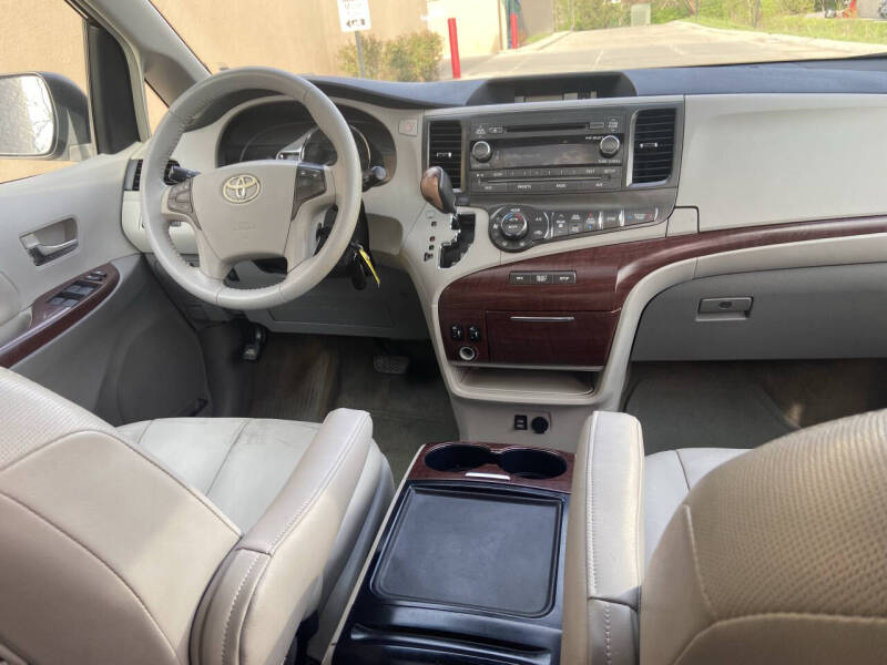 Image 10 of 2013 Toyota Sienna XLE 8-Passenger