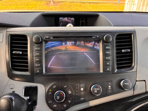 2012 Toyota Sienna LE 7-Passenger Auto Access Seat