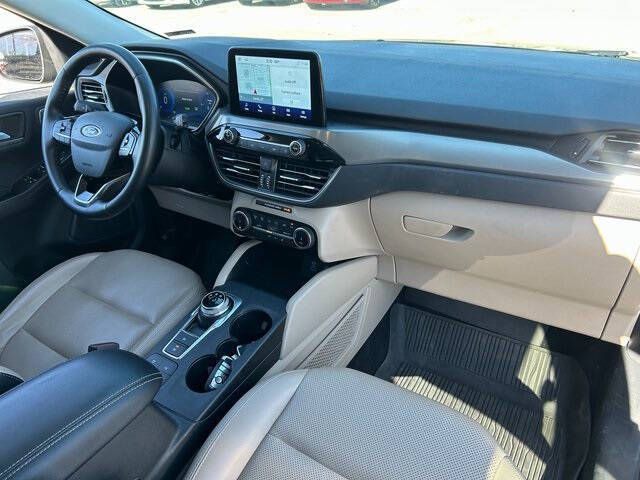 2022 Ford Escape Hybrid Titanium