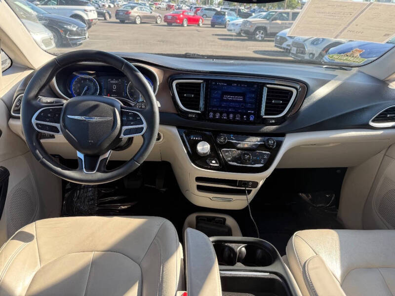 2017 Chrysler Pacifica Touring-L