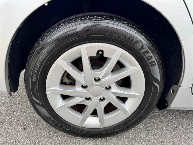 2014 Toyota Prius v Two