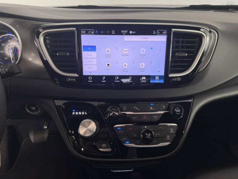 2025 Chrysler Pacifica Select