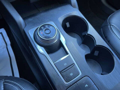 2022 Ford Escape Hybrid Titanium