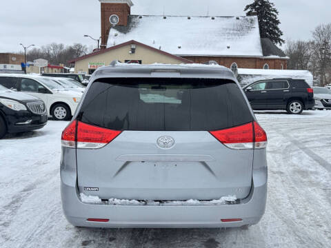 2014 Toyota Sienna LE 7-Passenger Auto Access Seat