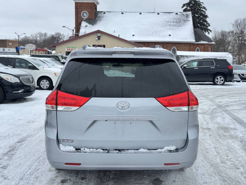2014 Toyota Sienna LE 7-Passenger Auto Access Seat
