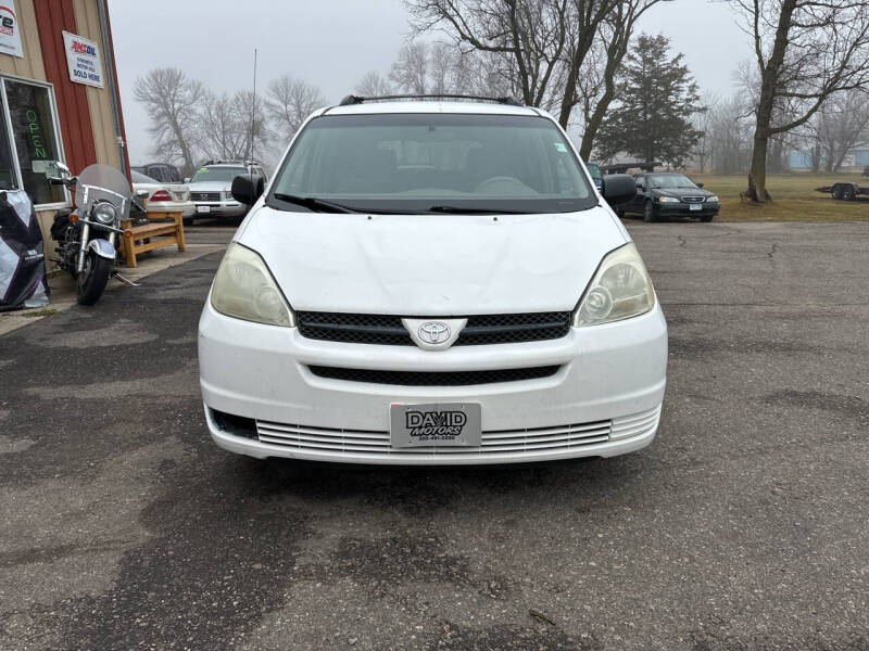 2004 Toyota Sienna LE photo 3