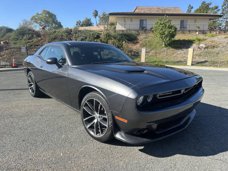 2016 Dodge Challenger SXT's photo