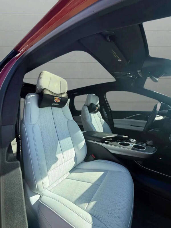 2024 Cadillac LYRIQ Luxury 1