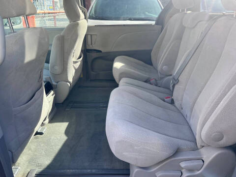 2013 Toyota Sienna LE 8-Passenger