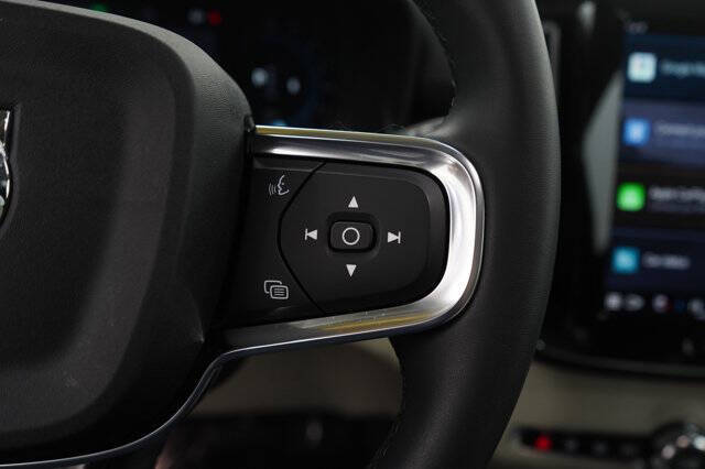 2023 Volvo XC40 B5 Ultimate Dark Theme