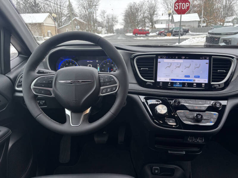 2025 Chrysler Pacifica Select