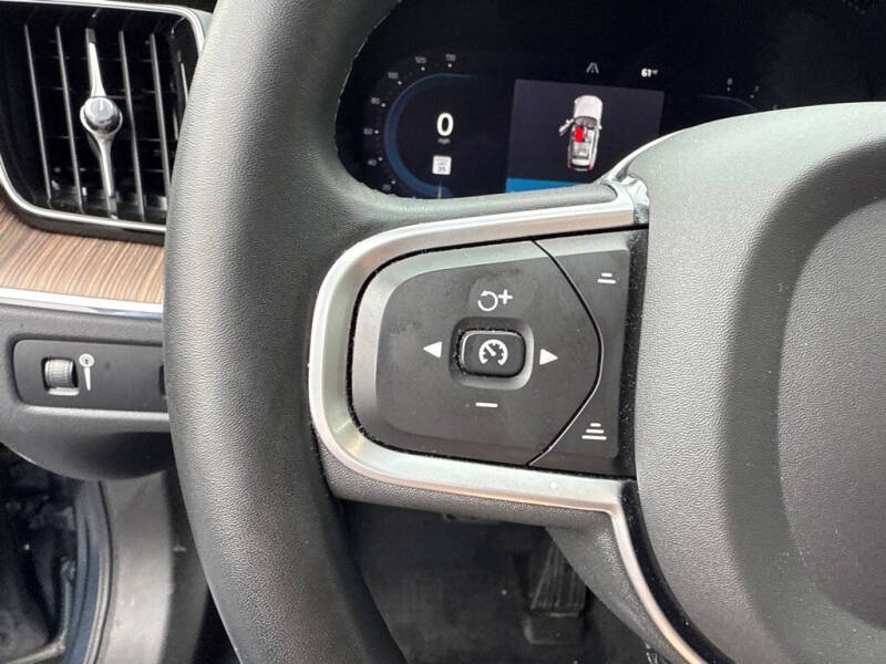 2022 Volvo XC60 B5 Momentum