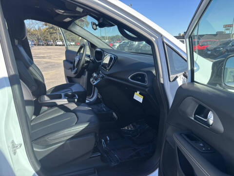 2026 Chrysler Voyager LX