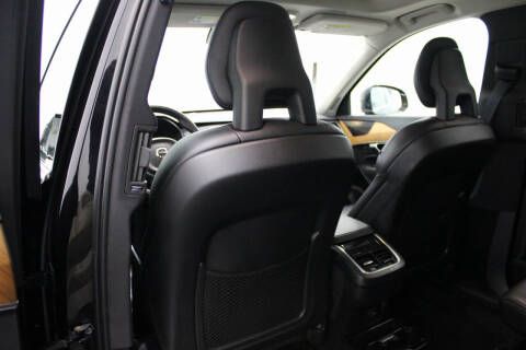 2022 Volvo XC90 T6 Momentum 6-Passenger