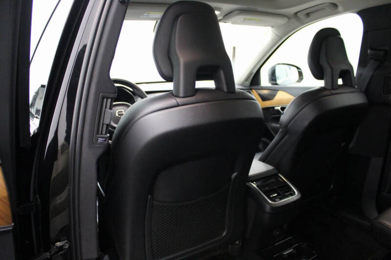 2022 Volvo XC90 T6 Momentum 6-Passenger