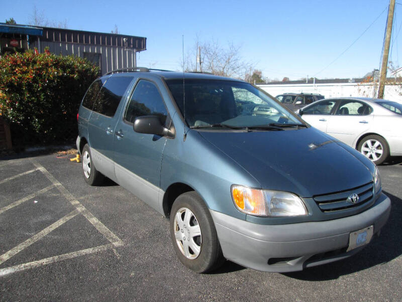 2002 Toyota Sienna LE photo 2